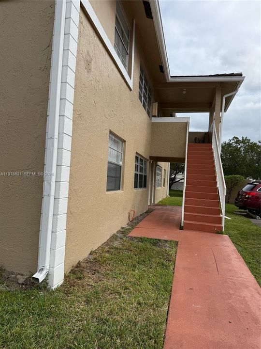 For Sale: $165,000 (2 beds, 2 baths, 768 Square Feet)