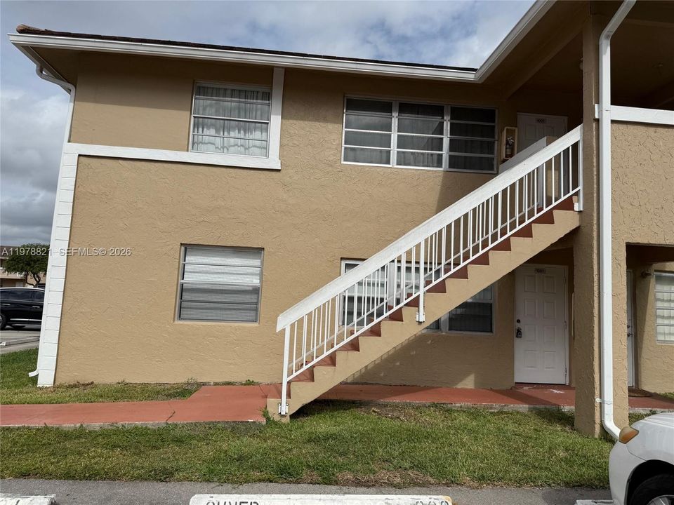 For Sale: $165,000 (2 beds, 2 baths, 768 Square Feet)