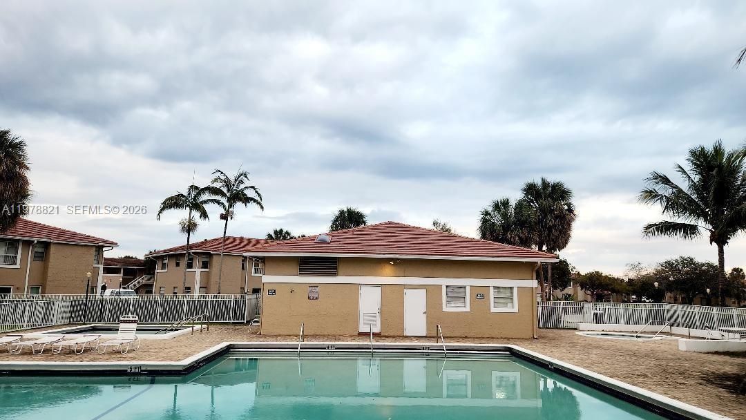 For Sale: $165,000 (2 beds, 2 baths, 768 Square Feet)