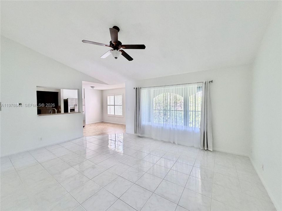 For Rent: $2,000 (2 beds, 2 baths, 994 Square Feet)