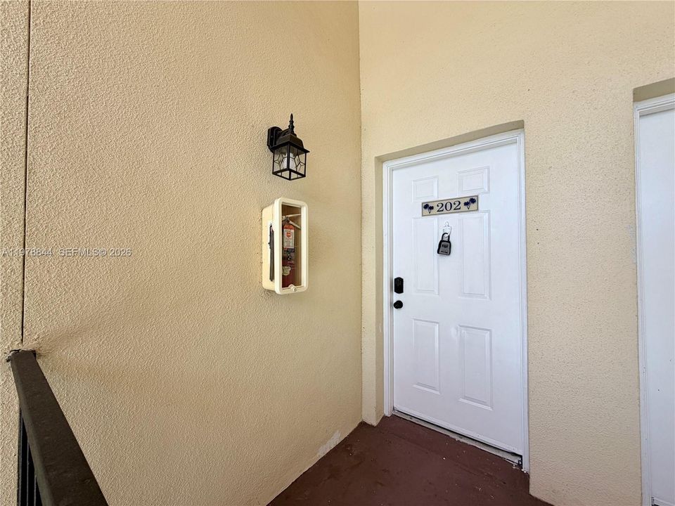 For Rent: $2,000 (2 beds, 2 baths, 994 Square Feet)