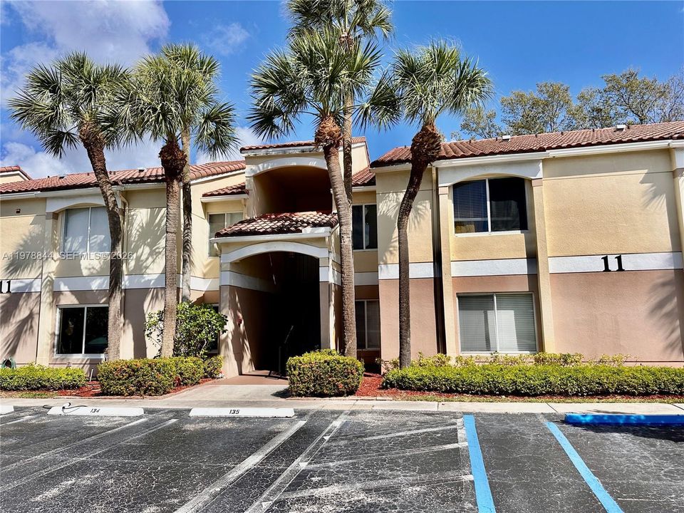 For Rent: $2,000 (2 beds, 2 baths, 994 Square Feet)