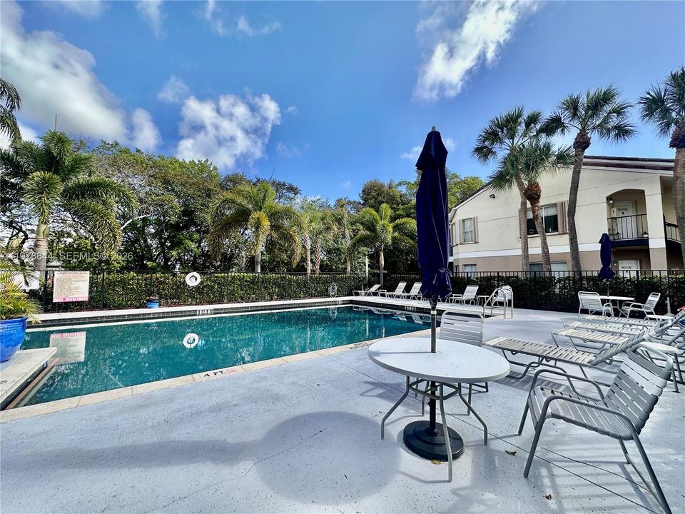 For Rent: $2,000 (2 beds, 2 baths, 994 Square Feet)