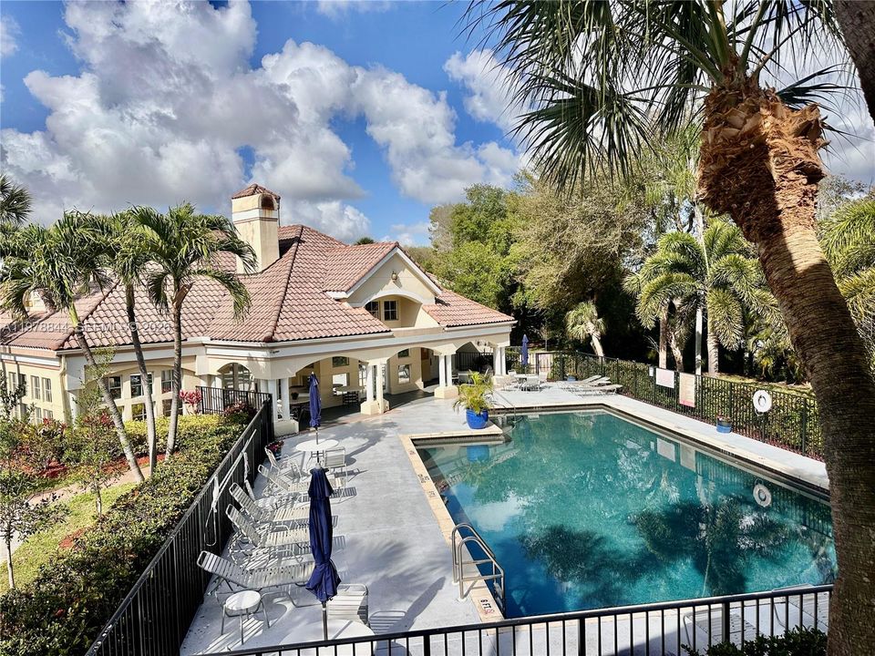 For Rent: $2,000 (2 beds, 2 baths, 994 Square Feet)
