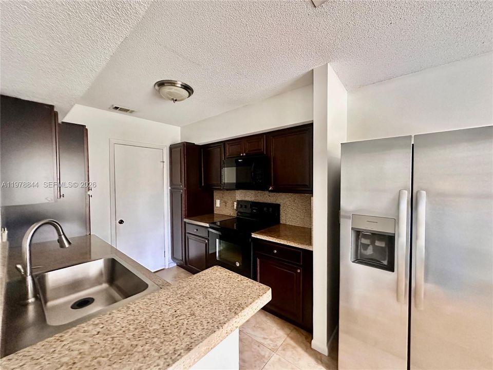 For Rent: $2,000 (2 beds, 2 baths, 994 Square Feet)