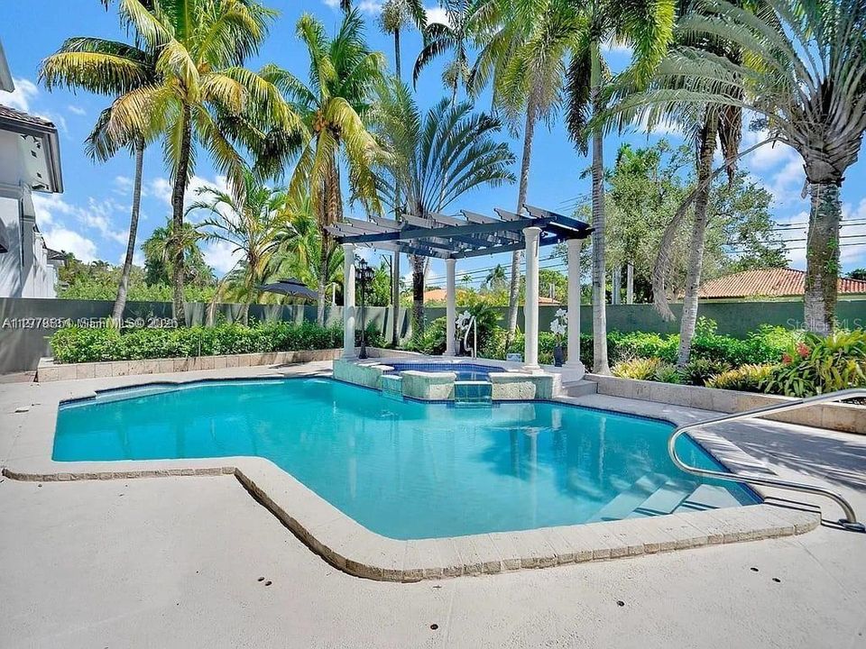 For Rent: $10,000 (6 beds, 3 baths, 4176 Square Feet)