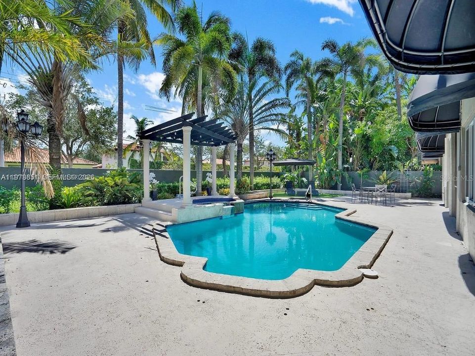 For Rent: $10,000 (6 beds, 3 baths, 4176 Square Feet)