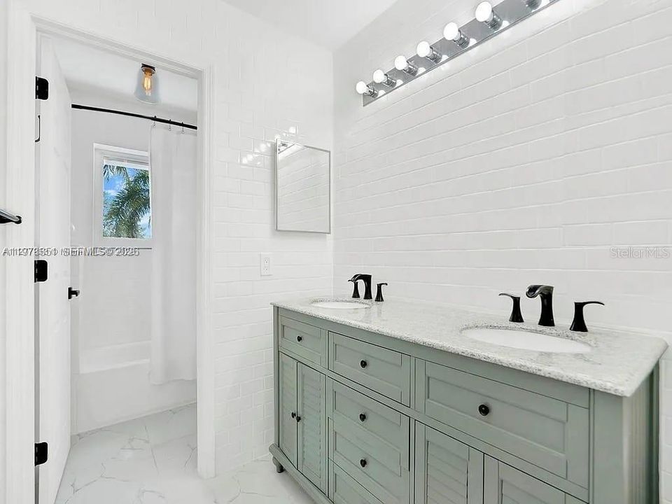 For Rent: $10,000 (6 beds, 3 baths, 4176 Square Feet)