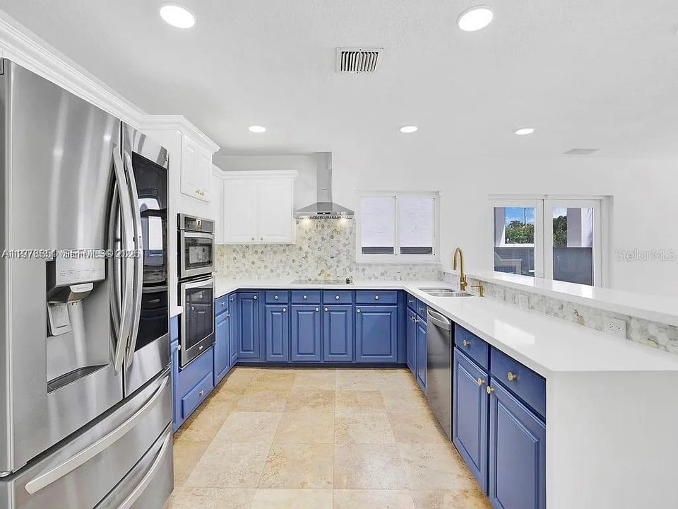 For Rent: $10,000 (6 beds, 3 baths, 4176 Square Feet)
