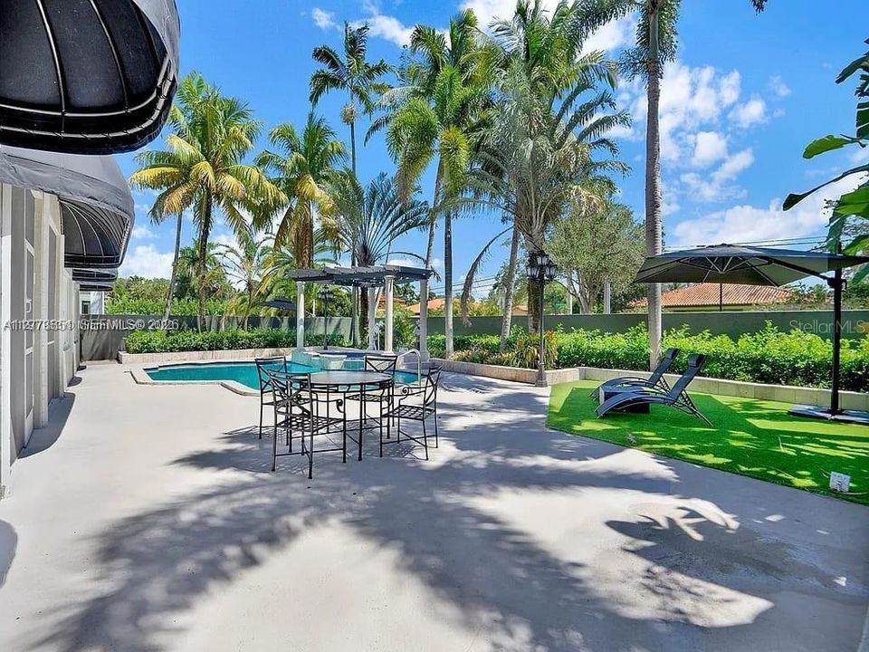 For Rent: $10,000 (6 beds, 3 baths, 4176 Square Feet)