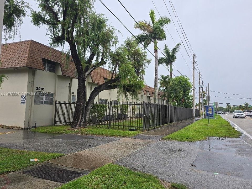 For Sale: $180,000 (1 beds, 1 baths, 558 Square Feet)