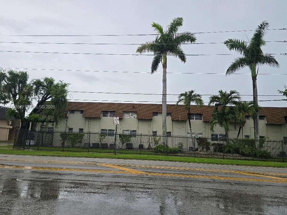 For Sale: $180,000 (1 beds, 1 baths, 558 Square Feet)