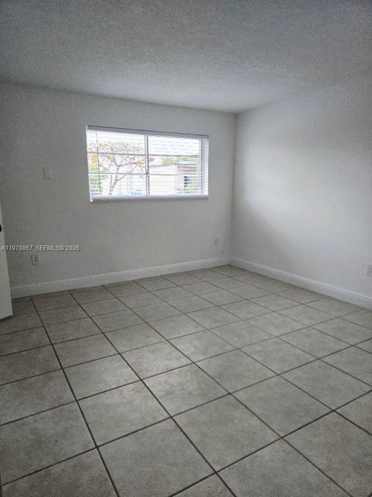 For Sale: $180,000 (1 beds, 1 baths, 558 Square Feet)