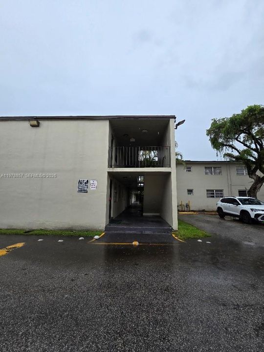 For Sale: $180,000 (1 beds, 1 baths, 558 Square Feet)