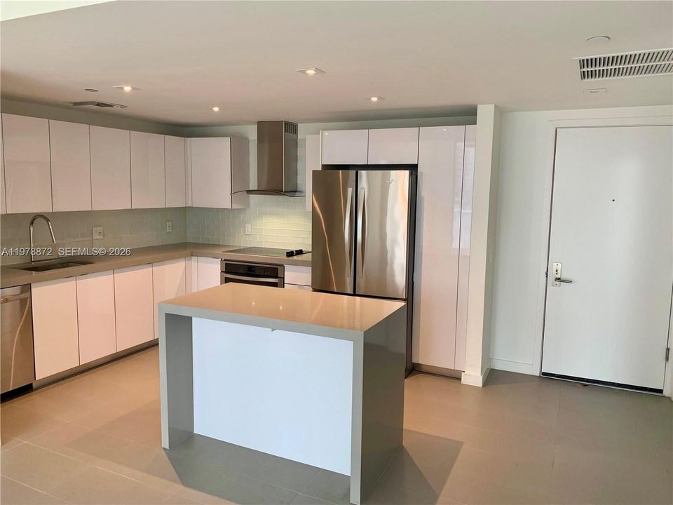 For Sale: $499,000 (2 beds, 2 baths, 882 Square Feet)