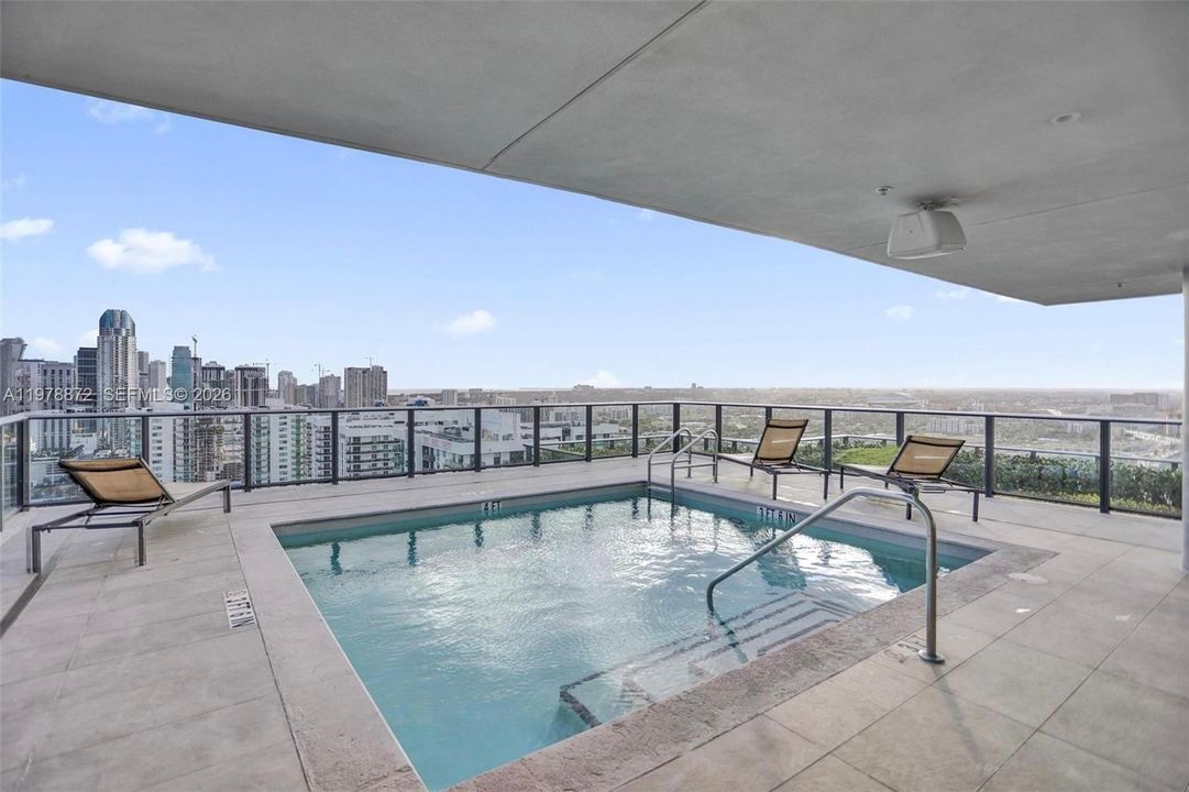 For Sale: $499,000 (2 beds, 2 baths, 882 Square Feet)