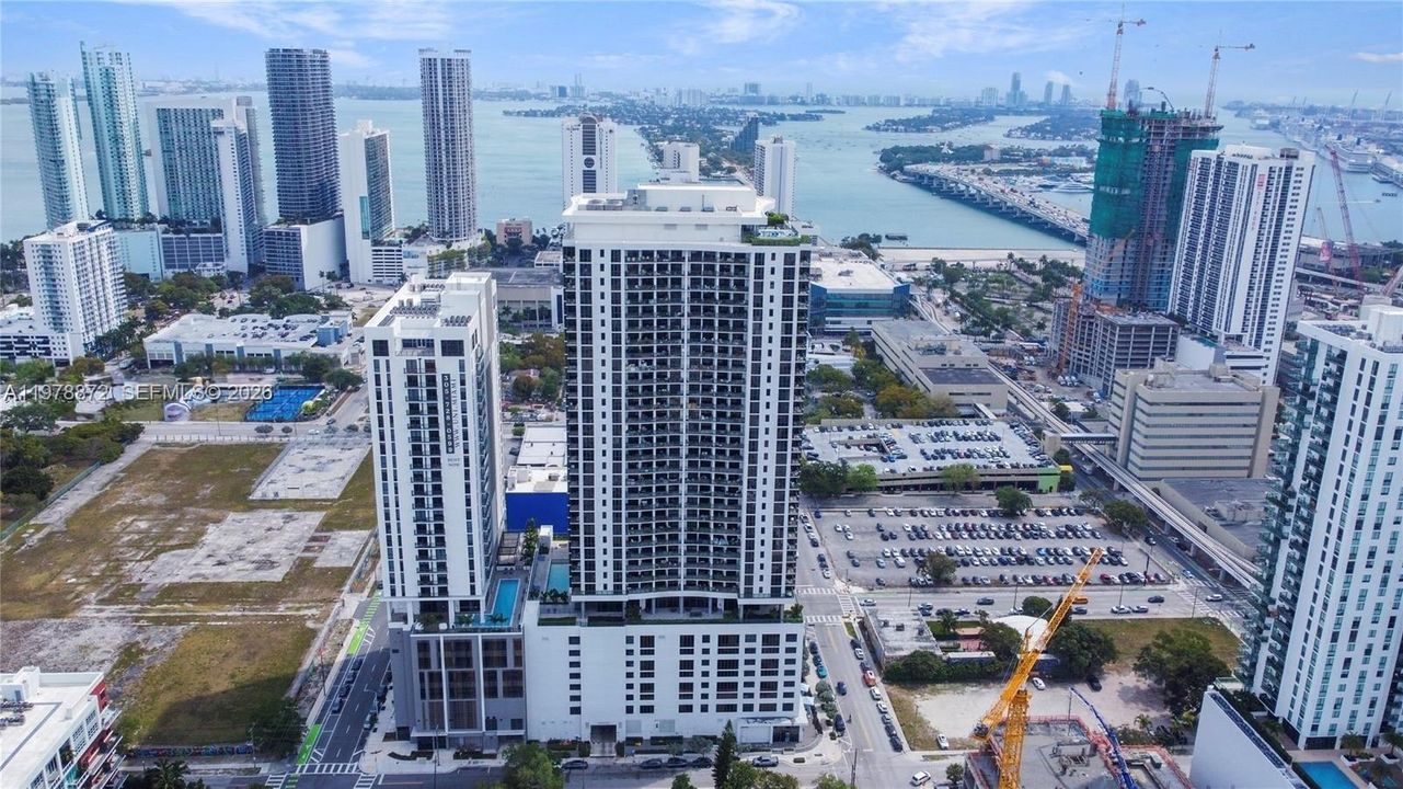 For Sale: $499,000 (2 beds, 2 baths, 882 Square Feet)