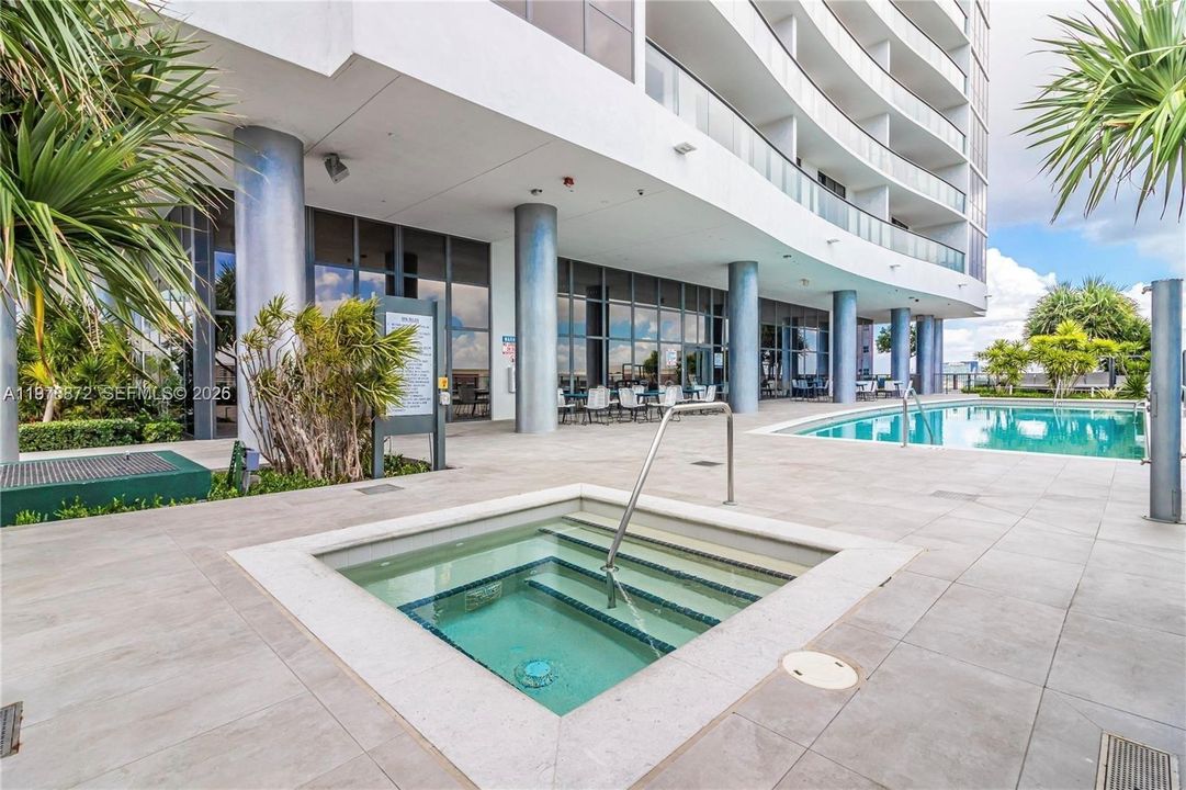 For Sale: $499,000 (2 beds, 2 baths, 882 Square Feet)