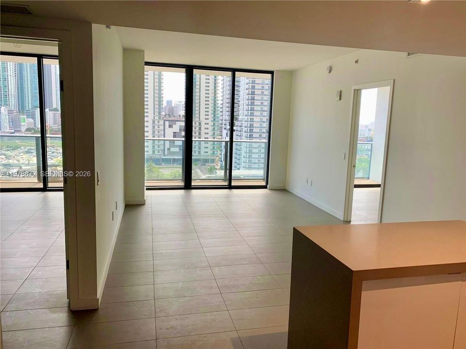 For Sale: $499,000 (2 beds, 2 baths, 882 Square Feet)