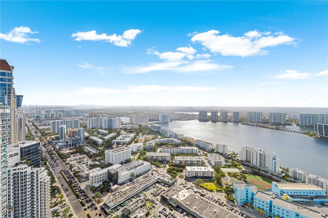 合同活跃: $6,900,000 (6 贝兹, 4 浴室, 5727 平方英尺)
