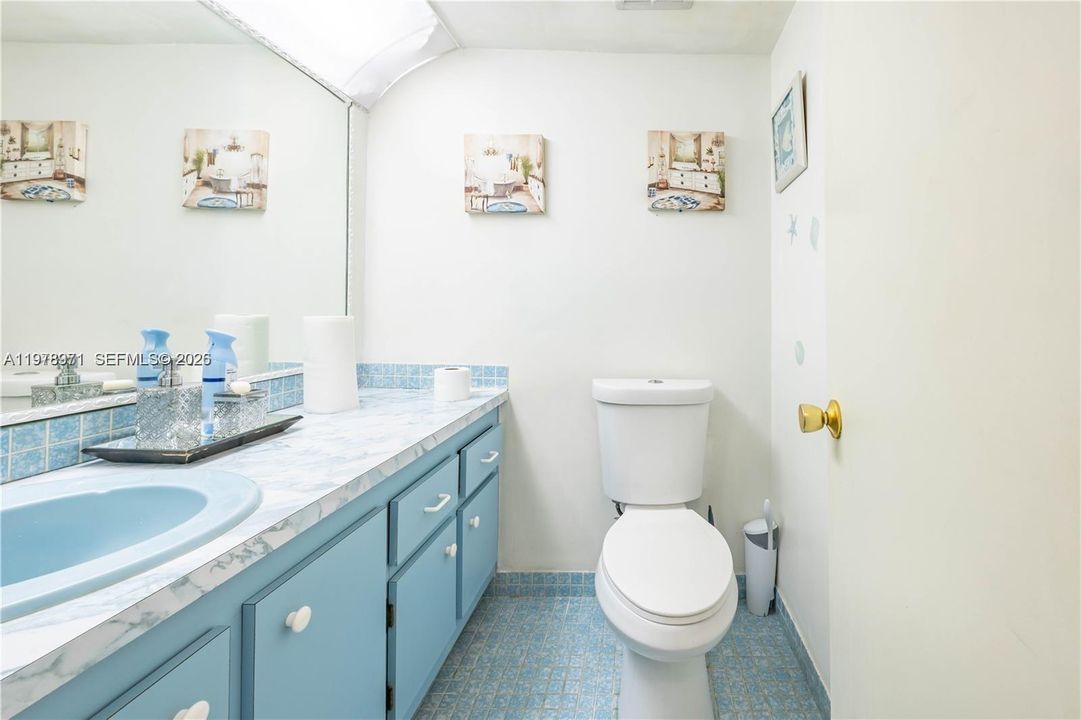 For Sale: $79,900 (1 beds, 1 baths, 928 Square Feet)