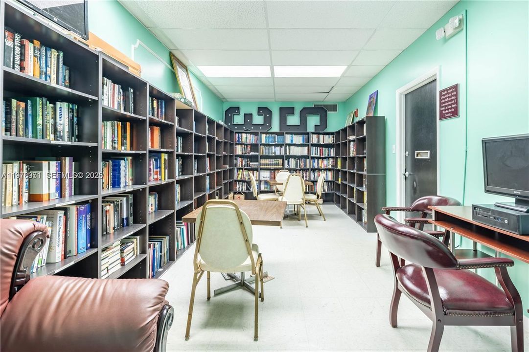 For Sale: $79,900 (1 beds, 1 baths, 928 Square Feet)