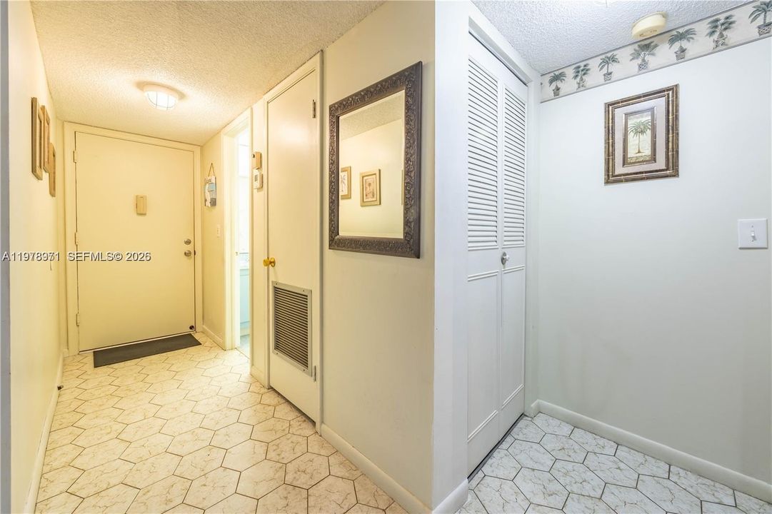 For Sale: $79,900 (1 beds, 1 baths, 928 Square Feet)
