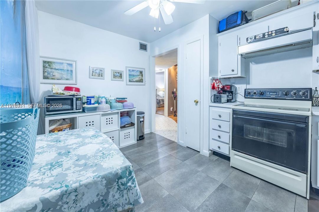 For Sale: $79,900 (1 beds, 1 baths, 928 Square Feet)