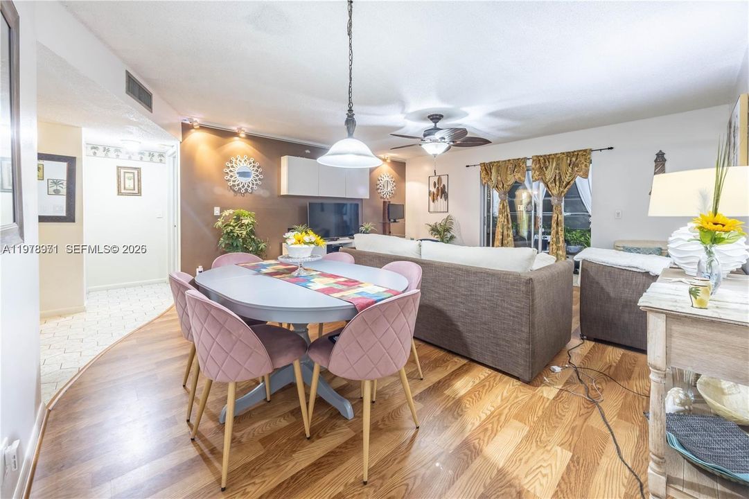 For Sale: $79,900 (1 beds, 1 baths, 928 Square Feet)