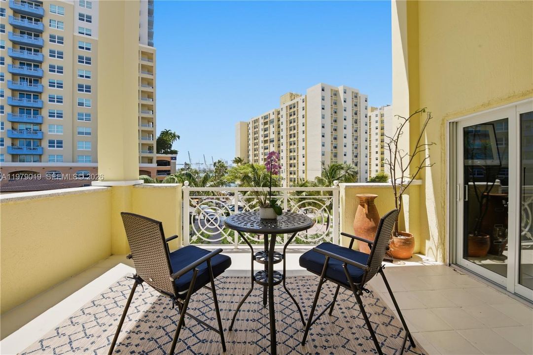 For Sale: $1,495,000 (2 beds, 2 baths, 1120 Square Feet)