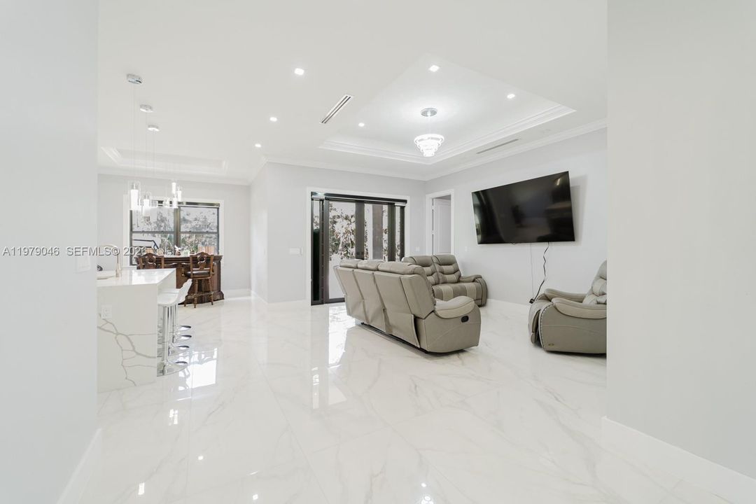 En Venta: $748,000 (3 camas, 2 baños, 2196 Pies cuadrados)