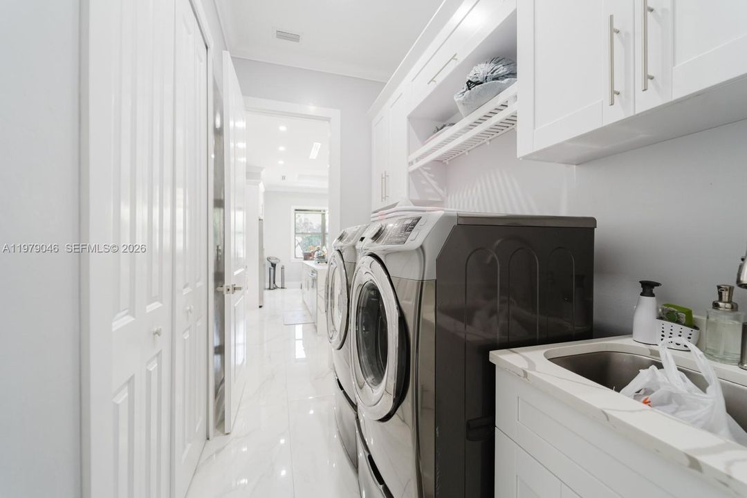 En Venta: $748,000 (3 camas, 2 baños, 2196 Pies cuadrados)
