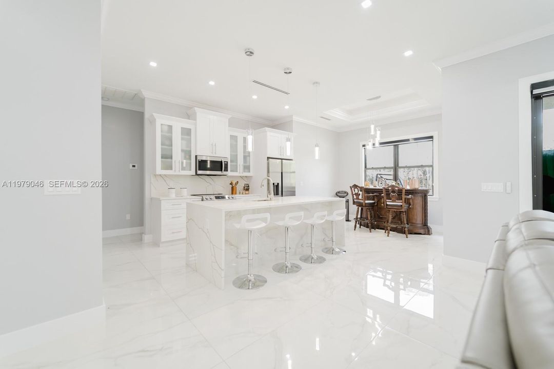 En Venta: $748,000 (3 camas, 2 baños, 2196 Pies cuadrados)