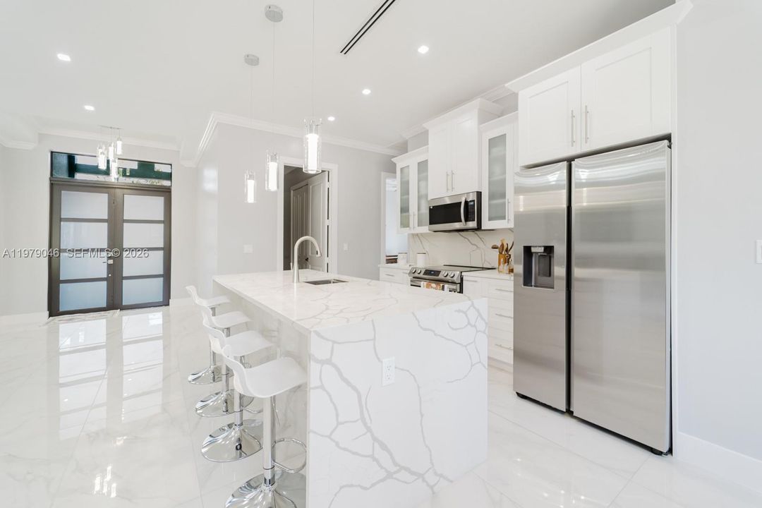 En Venta: $748,000 (3 camas, 2 baños, 2196 Pies cuadrados)