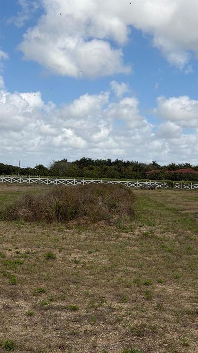 На продажу: $900,000 (2.62 acres)