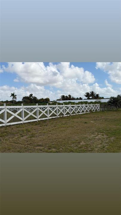 На продажу: $900,000 (2.62 acres)