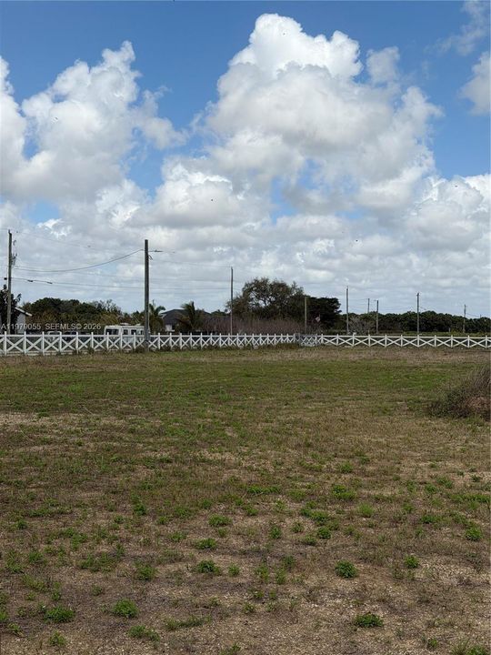 На продажу: $900,000 (2.62 acres)