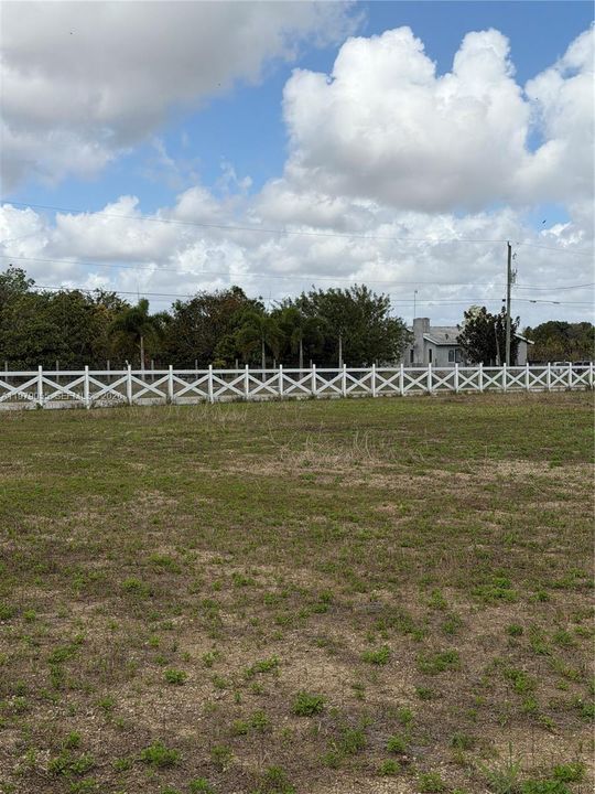 На продажу: $900,000 (2.62 acres)