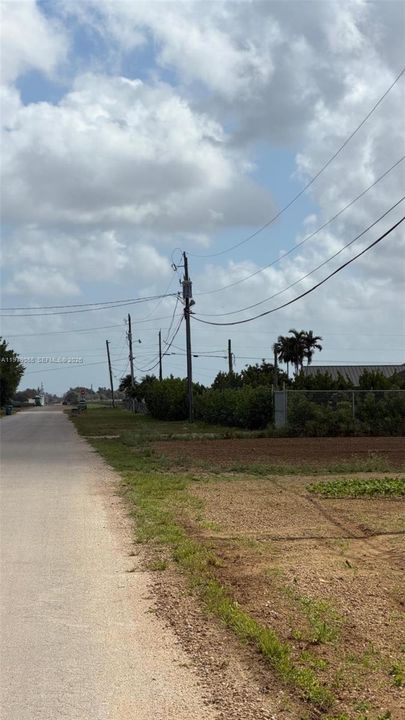 На продажу: $900,000 (2.62 acres)
