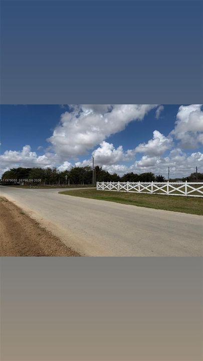 На продажу: $900,000 (2.62 acres)