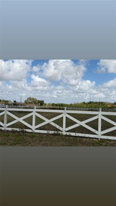 На продажу: $900,000 (2.62 acres)