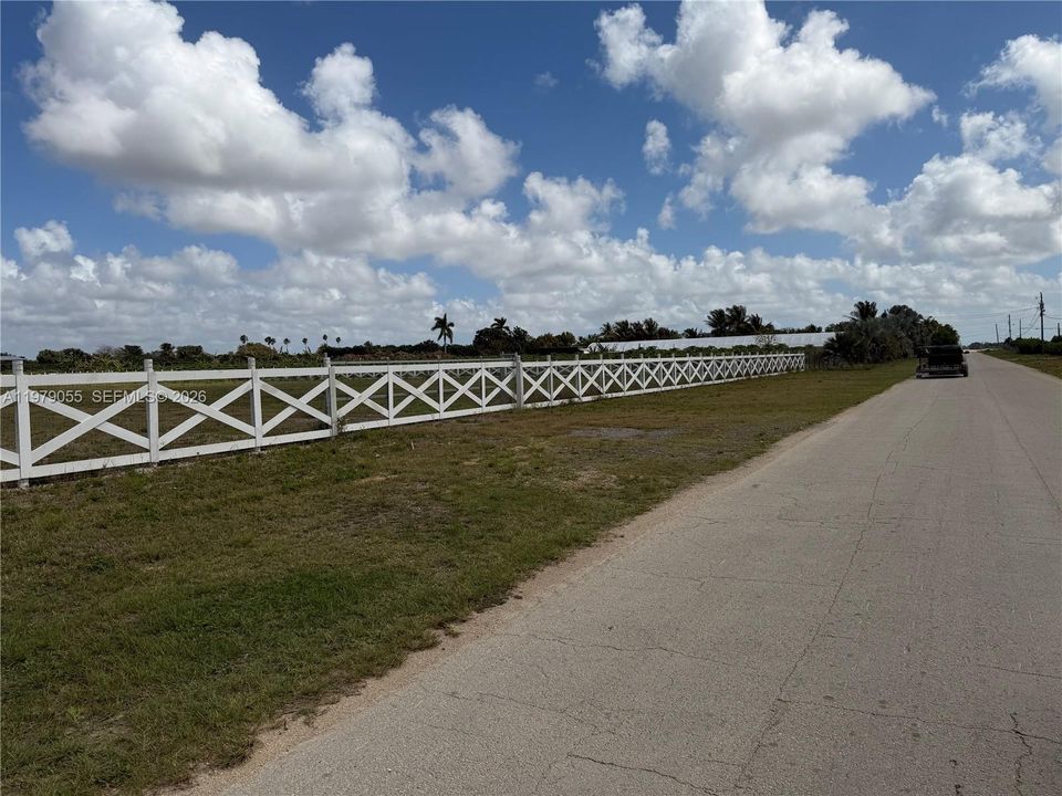 На продажу: $900,000 (2.62 acres)