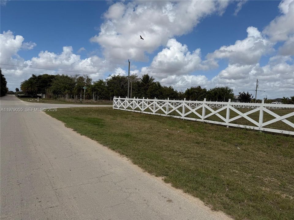 На продажу: $900,000 (2.62 acres)