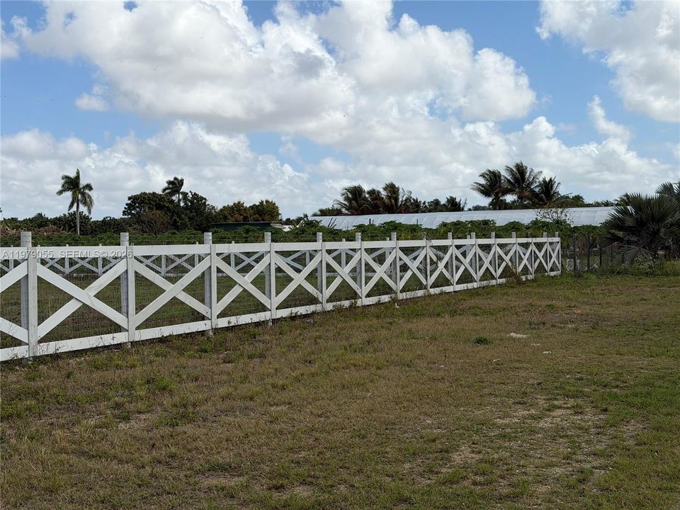 На продажу: $900,000 (2.62 acres)