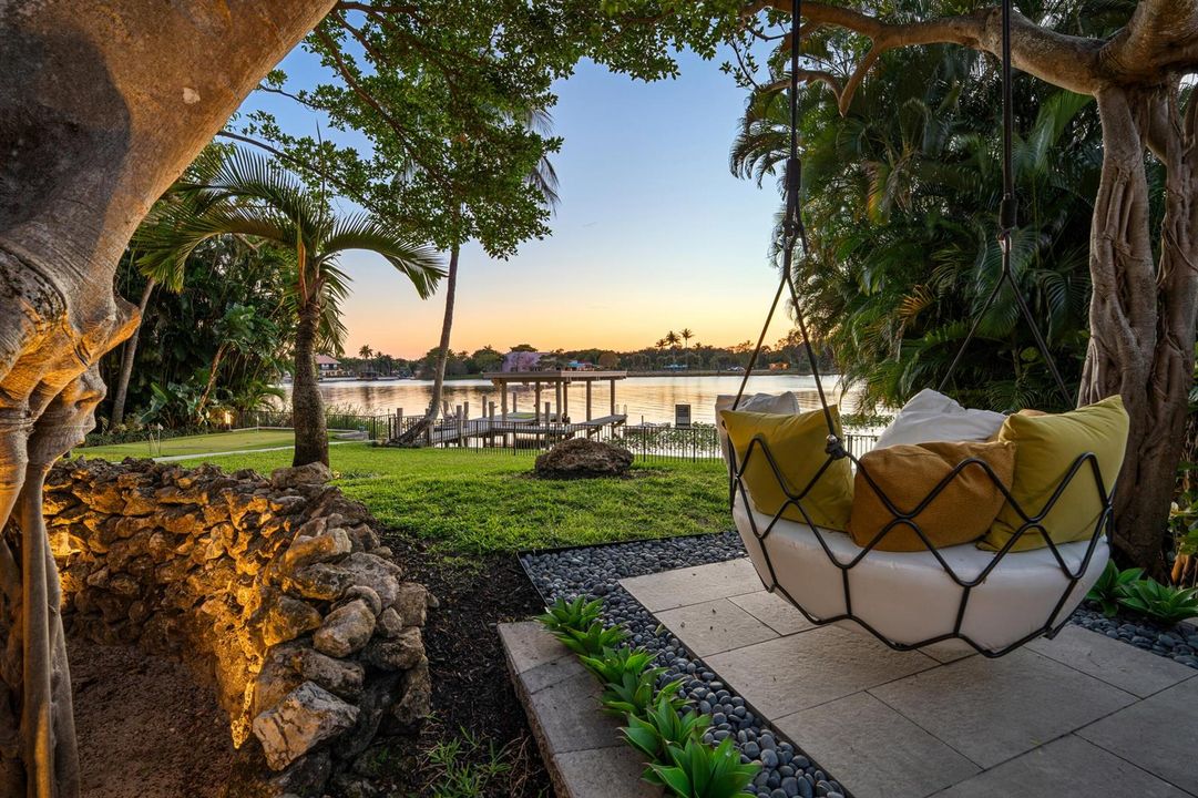 mls_LOUNGE_SWING_TO_VIEW_DT