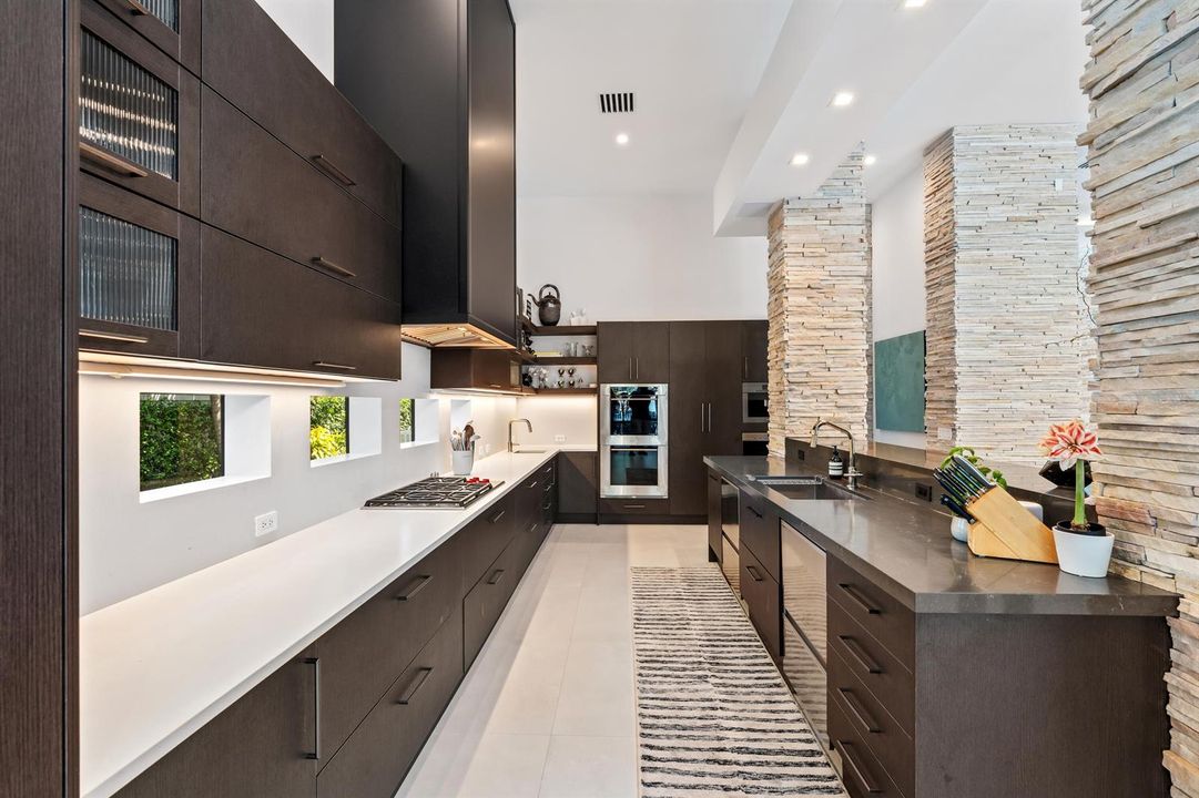 mls_KITCHEN_LOOKING_IN_DT