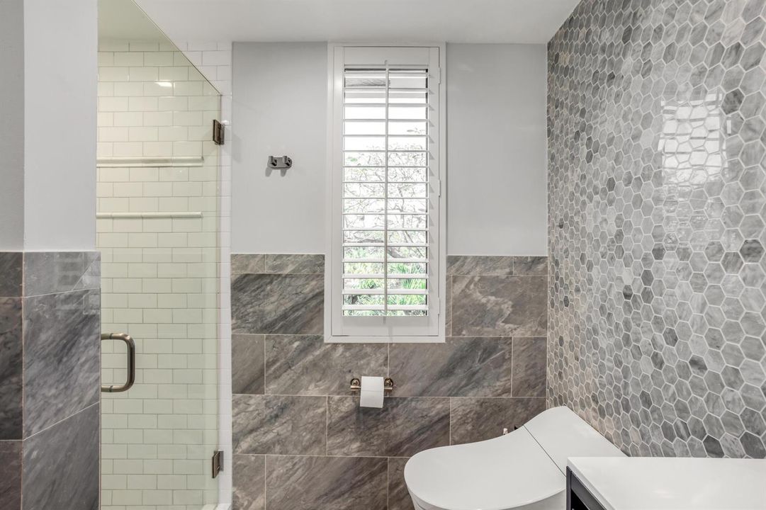 mls_BATHROOM_1_VIEW_EB