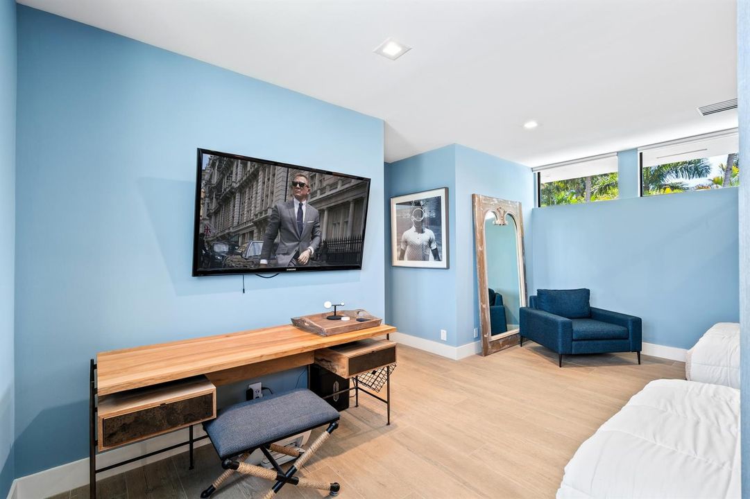 mls_GUEST_ROOM_DESK_DT