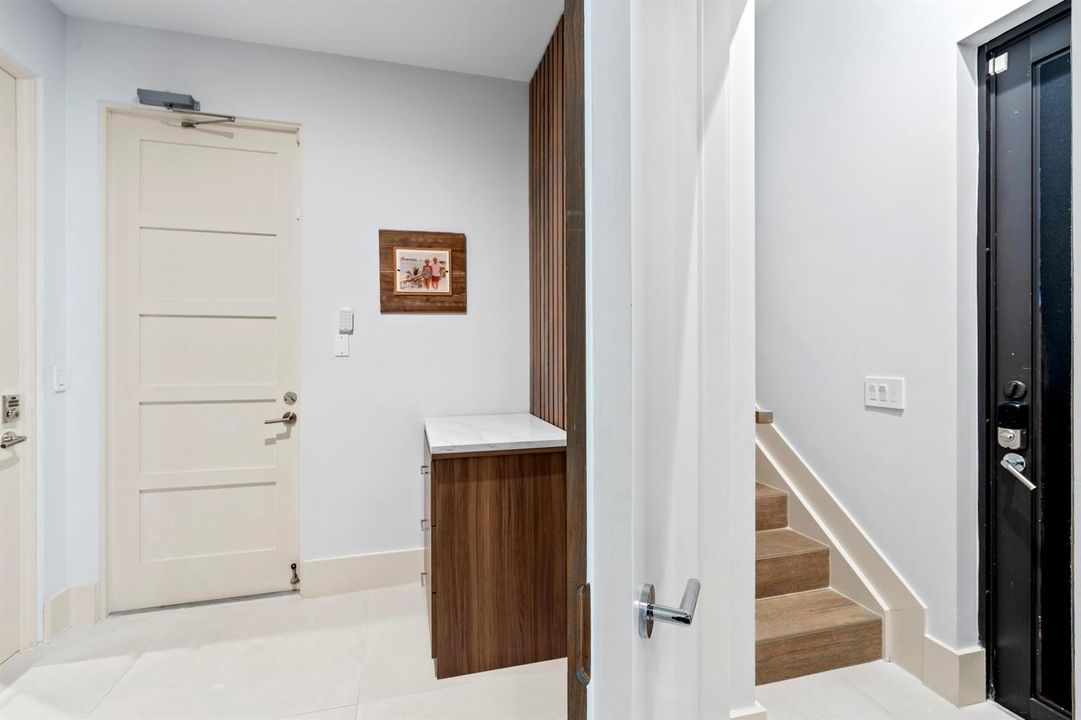 mls_FOYER_ANGLE_DT
