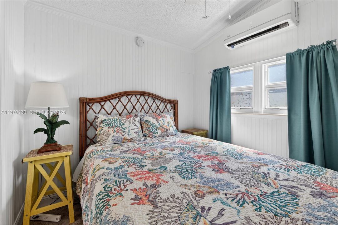 For Sale: $375,000 (2 beds, 1 baths, 726 Square Feet)